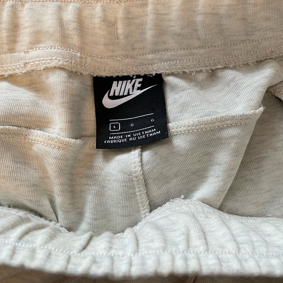 NIKE Tech Fleece Shorts - Picture 4 of 4